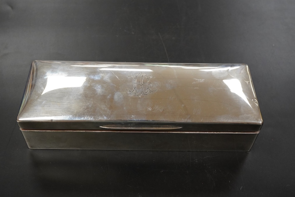 A George V silver table cigarette box length 26cm., gross weight approx. 25.50zt